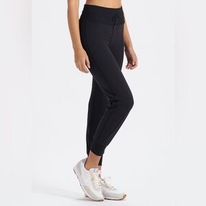 Vuori Women’s Daily Jogger - BreatheInterlock™ Joggers size small